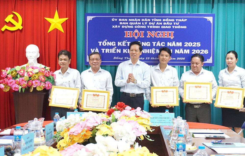 Phó Chủ tịch Ủy ban nhân dân tỉnh Nguyễn Thành Diệu trao Giấy khen cho các tập thể, cá nhân hoàn thành xuất sắc nhiệm vụ năm 2025.