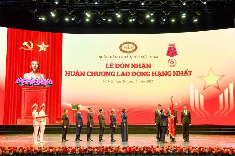 Thủ tướng Phạm Minh Chính trao Huân chương Lao động hạng Nhất cho Ngân hàng Nhà nước - Ảnh: VGP/Nhật Bắc