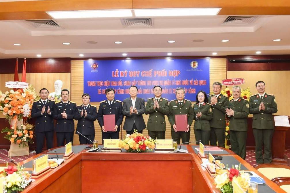 Cục Hải quan và Cục Quản lý xuất nhập cảnh ký quy chế phối hợp, tăng cường chia sẻ dữ liệu tại cửa khẩu hàng không