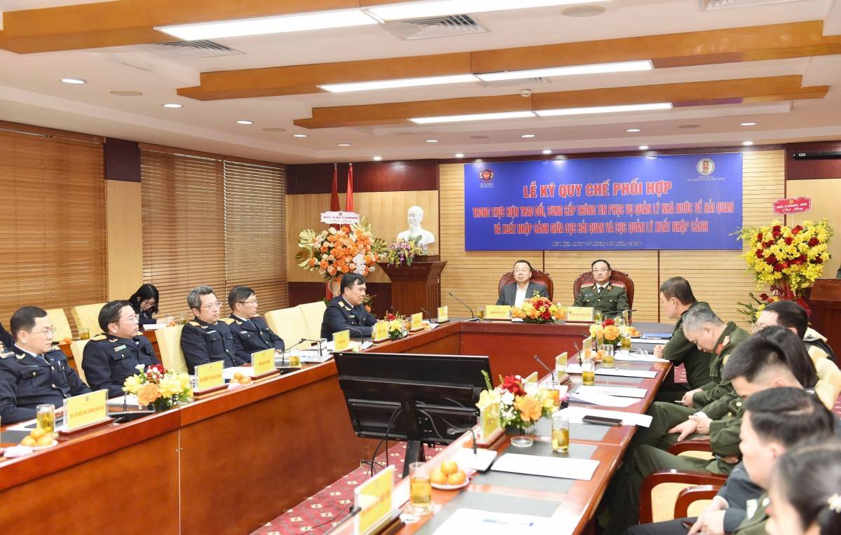 Cục Hải quan và Cục Quản lý xuất nhập cảnh ký quy chế phối hợp, tăng cường chia sẻ dữ liệu tại cửa khẩu hàng không