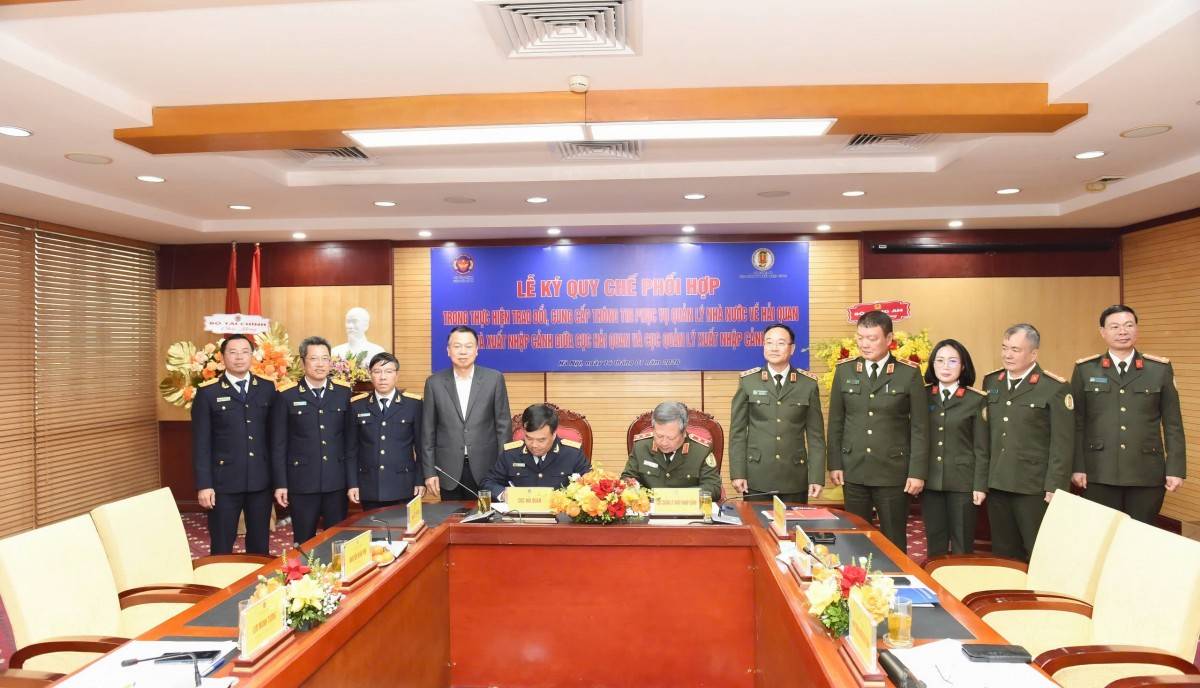 Cục Hải quan và Cục Quản lý xuất nhập cảnh ký quy chế phối hợp, tăng cường chia sẻ dữ liệu tại cửa khẩu hàng không