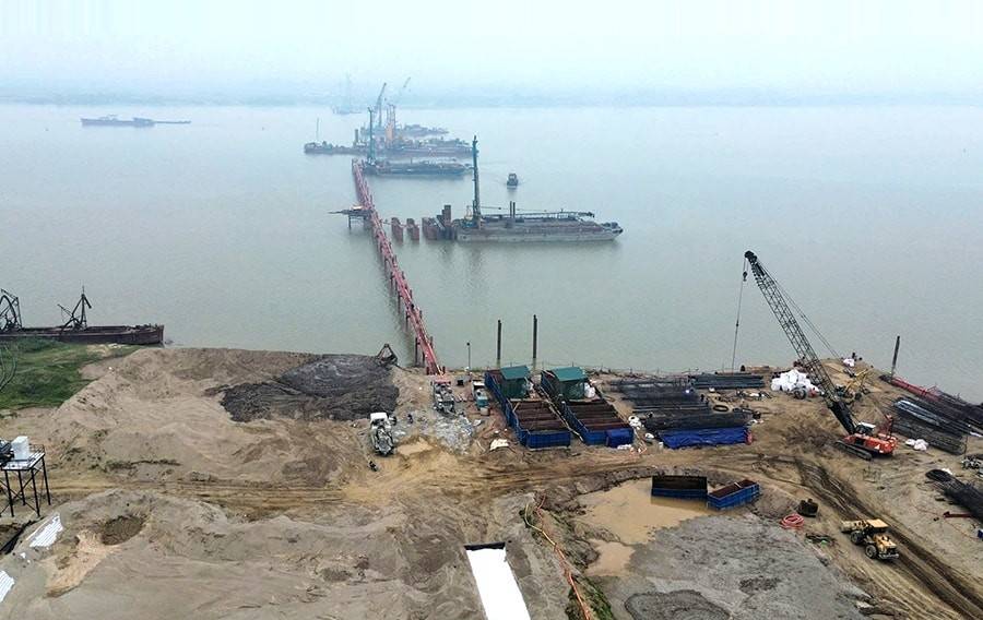 Công trường thi công cầu Hồng Hà thuộc Dự án đầu tư xây dựng đường Vành đai 4 - Vùng Thủ đô Hà Nội. Ảnh: Quang Thái