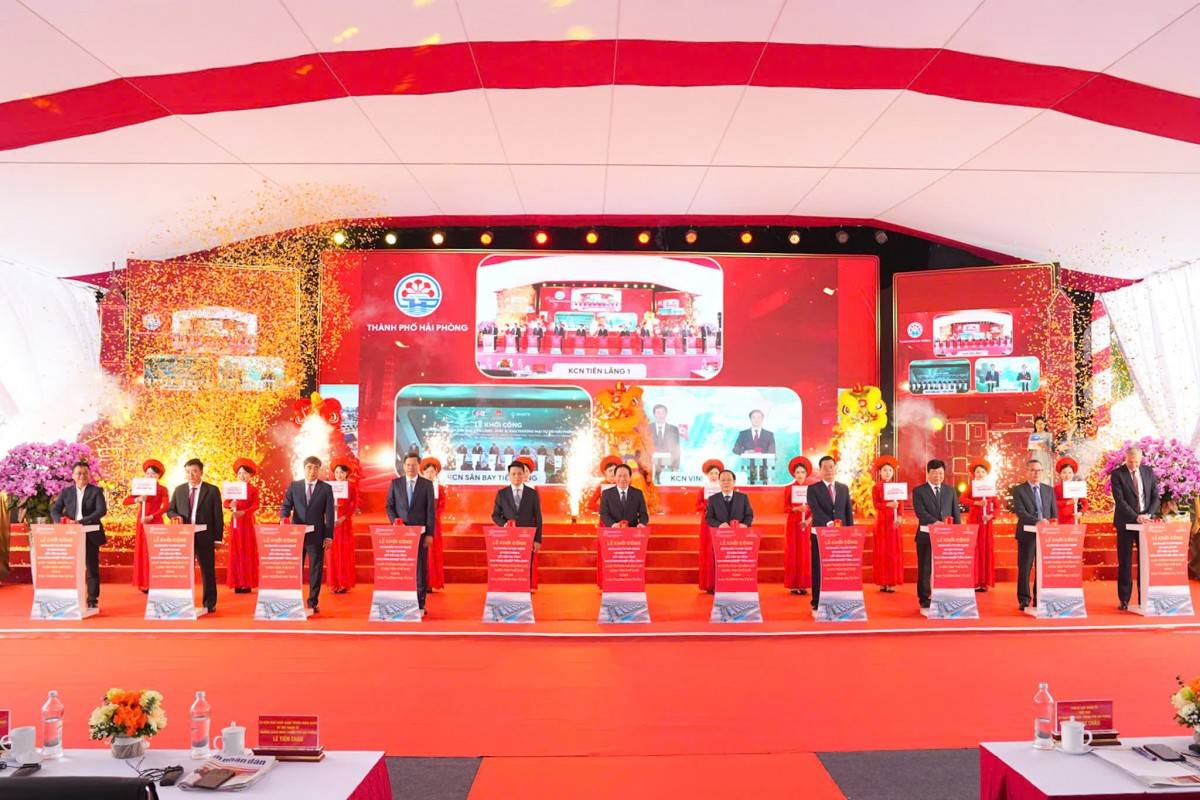 Đại diện đại biểu nhấn nút khởi công KCN Tiên Lãng HP