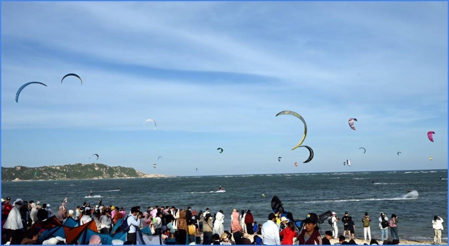 Lướt ván diều quốc tế Mỹ Hòa - 2026, màn trình diễn nghệ thuật của 200 cánh diều vươn tầm đại dương xanh