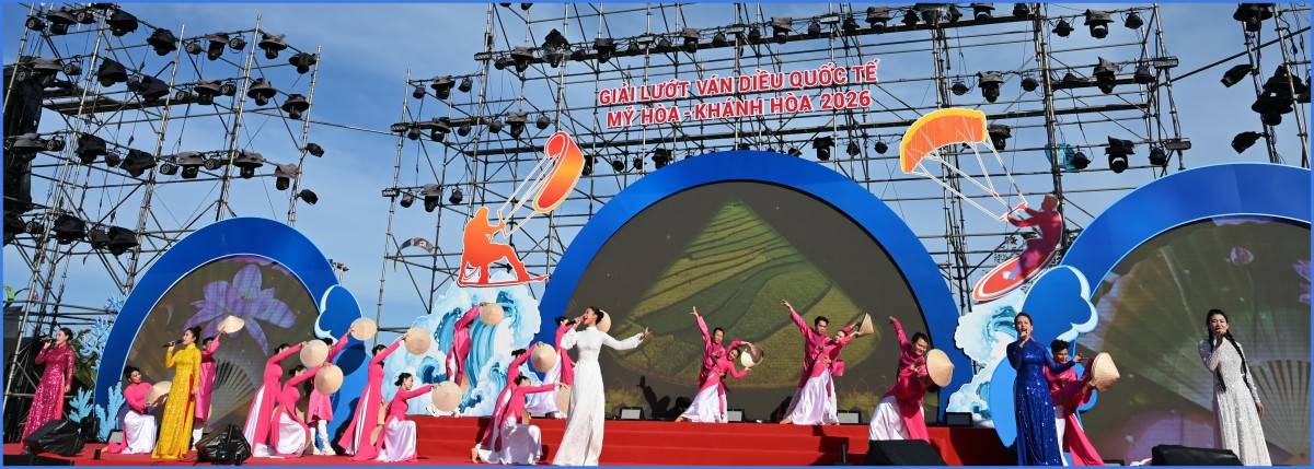 Lướt ván diều quốc tế Mỹ Hòa - 2026, màn trình diễn nghệ thuật của 200 cánh diều vươn tầm đại dương xanh