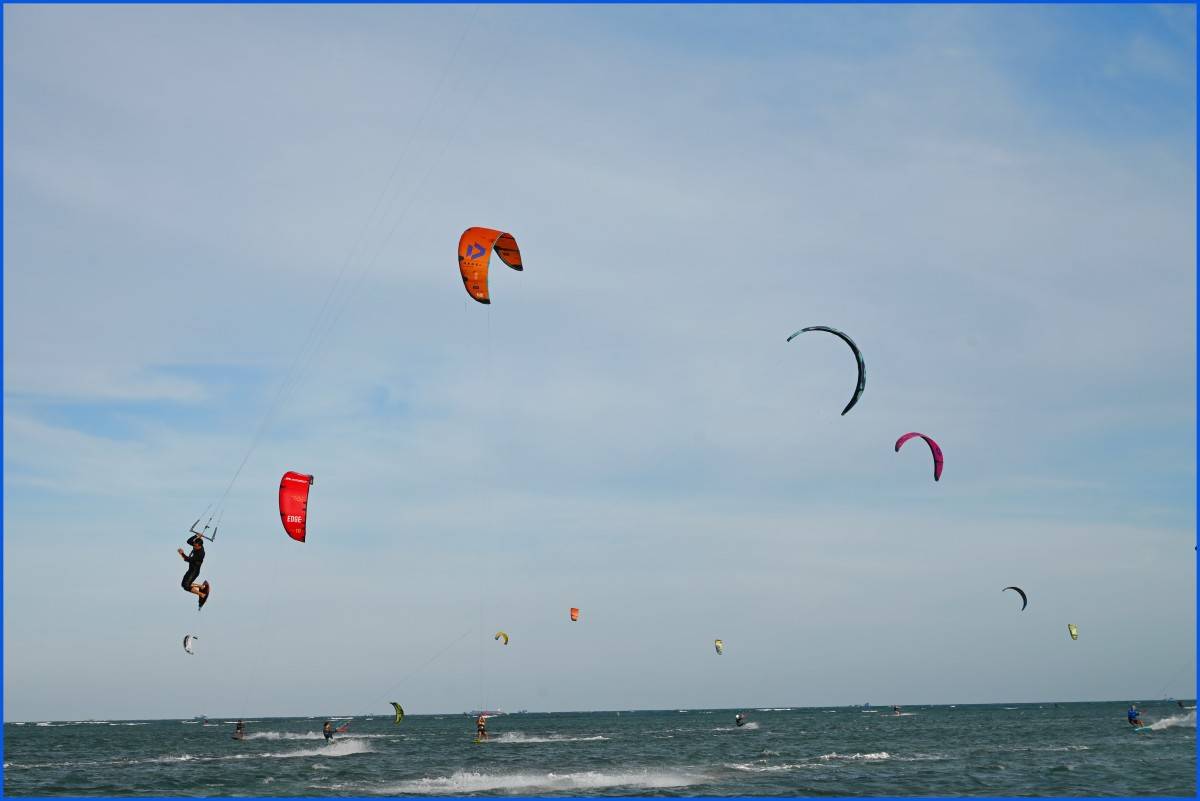 Lướt ván diều quốc tế Mỹ Hòa - 2026, màn trình diễn nghệ thuật của 200 cánh diều vươn tầm đại dương xanh