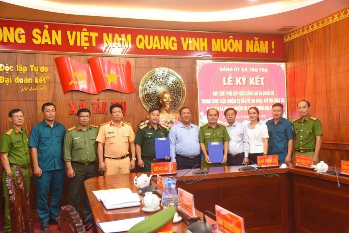 Xã Tân Trụ (Tây Ninh) ký kết Quy chế phối hợp Công an – Quân sự bảo đảm an ninh trật tự