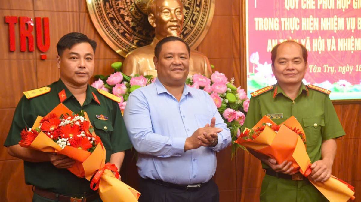  ông Đặng Hoàng Tuấn – Tỉnh ủy viên, Bí thư Đảng ủy xã Tân Trụ, Tây Ninh tặn ghoa chúc mừng hai lực lượng tại Lễ ký kết.