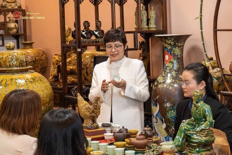 Thưởng tức trà đạo tại không gian Gốm Bát Tràng