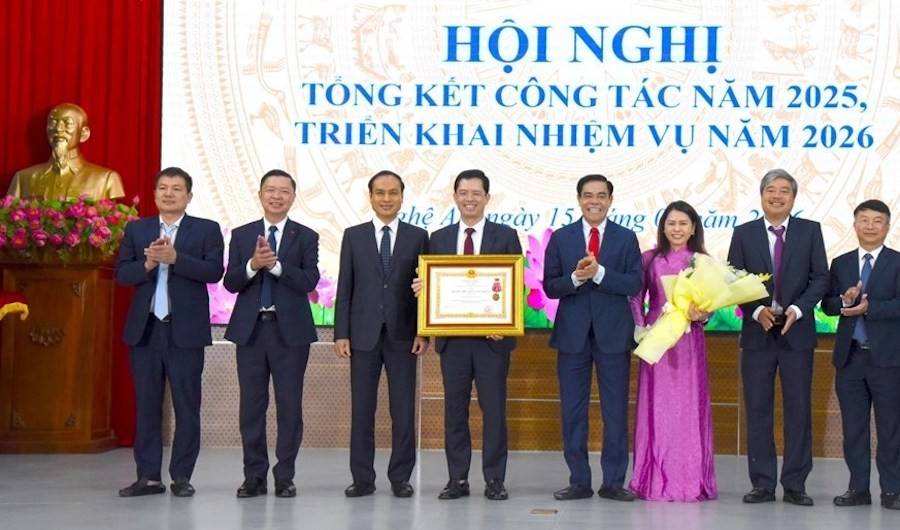 Ông Võ Trọng Hải - Phó Bí thư Tỉnh ủy, Chủ tịch UBND tỉnh Nghệ An thừa uỷ quyền của Chủ tịch nước trao Huân chương Lao động hạng Nhì cho tập thể Sở Tài chính