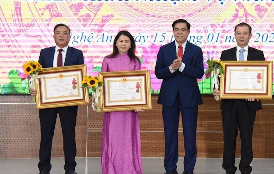 Ông Võ Trọng Hải - Phó Bí thư Tỉnh ủy, Chủ tịch UBND tỉnh Nghệ An thừa ủy quyền của Chủ tịch nước trao tặng Huân chương Lao động hạng Ba cho 3 cá nhân của Sở Tài chính