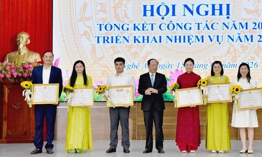 Ông Bùi Thanh An – Phó Chủ tịch Thường trực UBND tỉnh Nghệ An trao Bằng khen của Chủ tịch UBND tỉnh cho các tập thể, cá nhân của Sở Tài chính