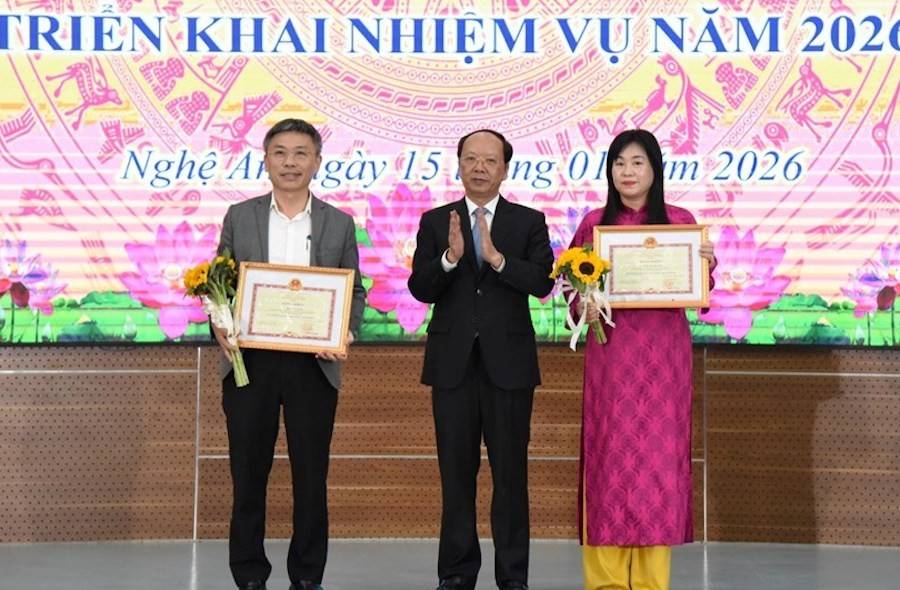 Ông Bùi Thanh An – Phó Chủ tịch Thường trực UBND tỉnh Nghệ An trao Bằng khen của Bộ Tài chính cho các tập thể, cá nhân của Sở Tài chính