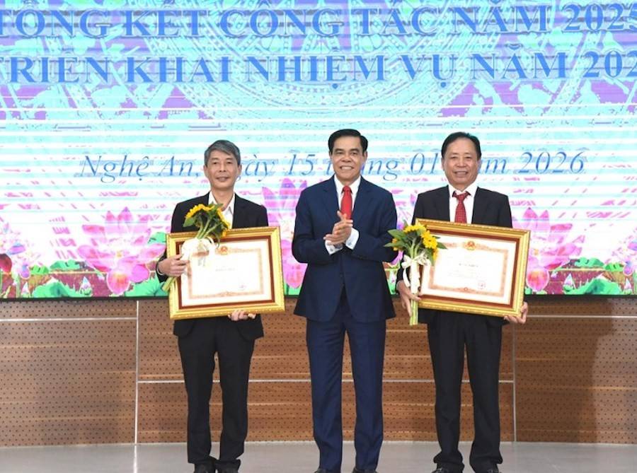 Ông Võ Trọng Hải - Phó Bí thư Tỉnh ủy, Chủ tịch UBND tỉnh Nghệ An trao Bằng khen của Thủ tướng Chính phủ cho các tập thể, cá nhân của Sở Tài chính