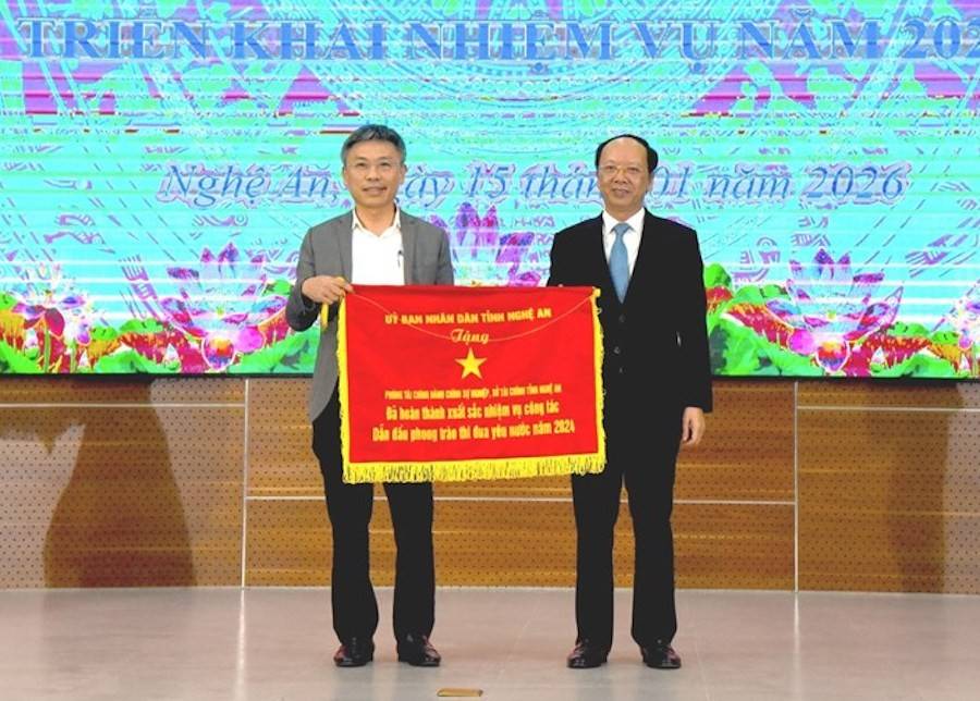 Ông Bùi Thanh An – Phó Chủ tịch Thường trực UBND tỉnh Nghệ An tặng Cờ thi đua của UBND tỉnh cho 1 tập thể của Sở Tài chính