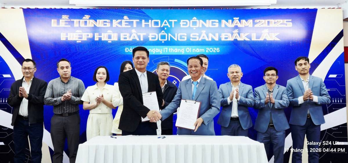  Ông Trần Tiến Lợi - Chủ Hiệp hội BĐS Đắk Lắk và ông Lê Anh Trung (áo đen) – Chủ tịch Hiệp Hội Sầu riêng tỉnh Đắk Lắk cùng ký kết hợp tác.