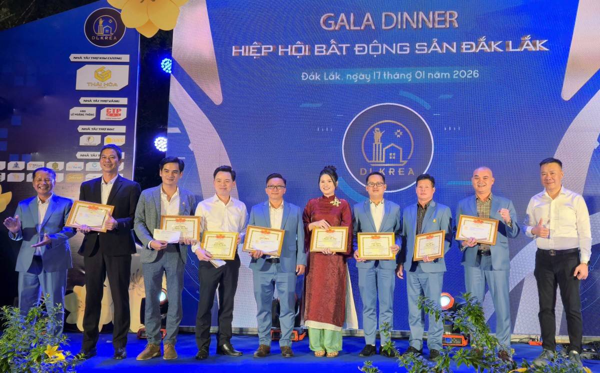 Khen thưởng các tập thể và cá nhân có thành tích xuất sắc trong công tác phát triển Hiệp hội BĐS Đắk Lắk năm 2025.