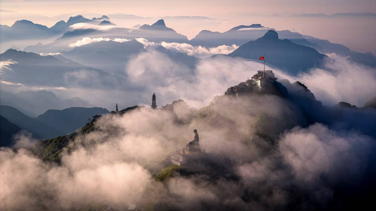 Vẻ đẹp thiên nhiên hào hùng của “nóc nhà Đông Dương” giữa những tầng mây