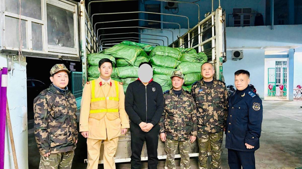 Liên tiếp phát hiện, bắt giữ hơn 1,5 tấn thực phẩm đông lạnh nhập lậu và hơn 3,3 tấn lá thuốc lá tại biên giới phía Bắc