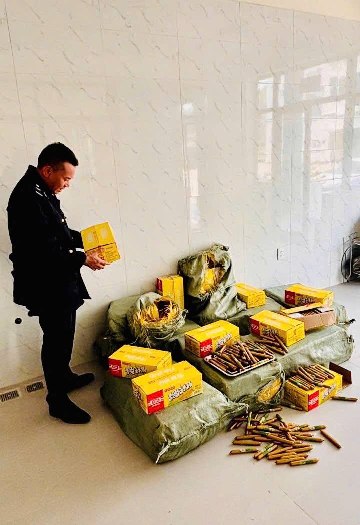 Liên tiếp phát hiện, bắt giữ hơn 1,5 tấn thực phẩm đông lạnh nhập lậu và hơn 3,3 tấn lá thuốc lá tại biên giới phía Bắc