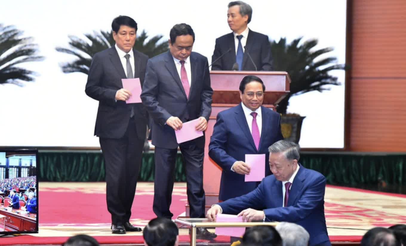 Các đồng chí Lãnh đạo Đảng, Nhà nước bỏ phiếu bầu Tổng Bí thư hồi tháng 8/2024 (Ảnh: Nhân Dân).