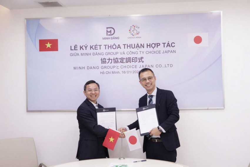 Đại diện 2 doanh nghiệp trao biên bản ký kết