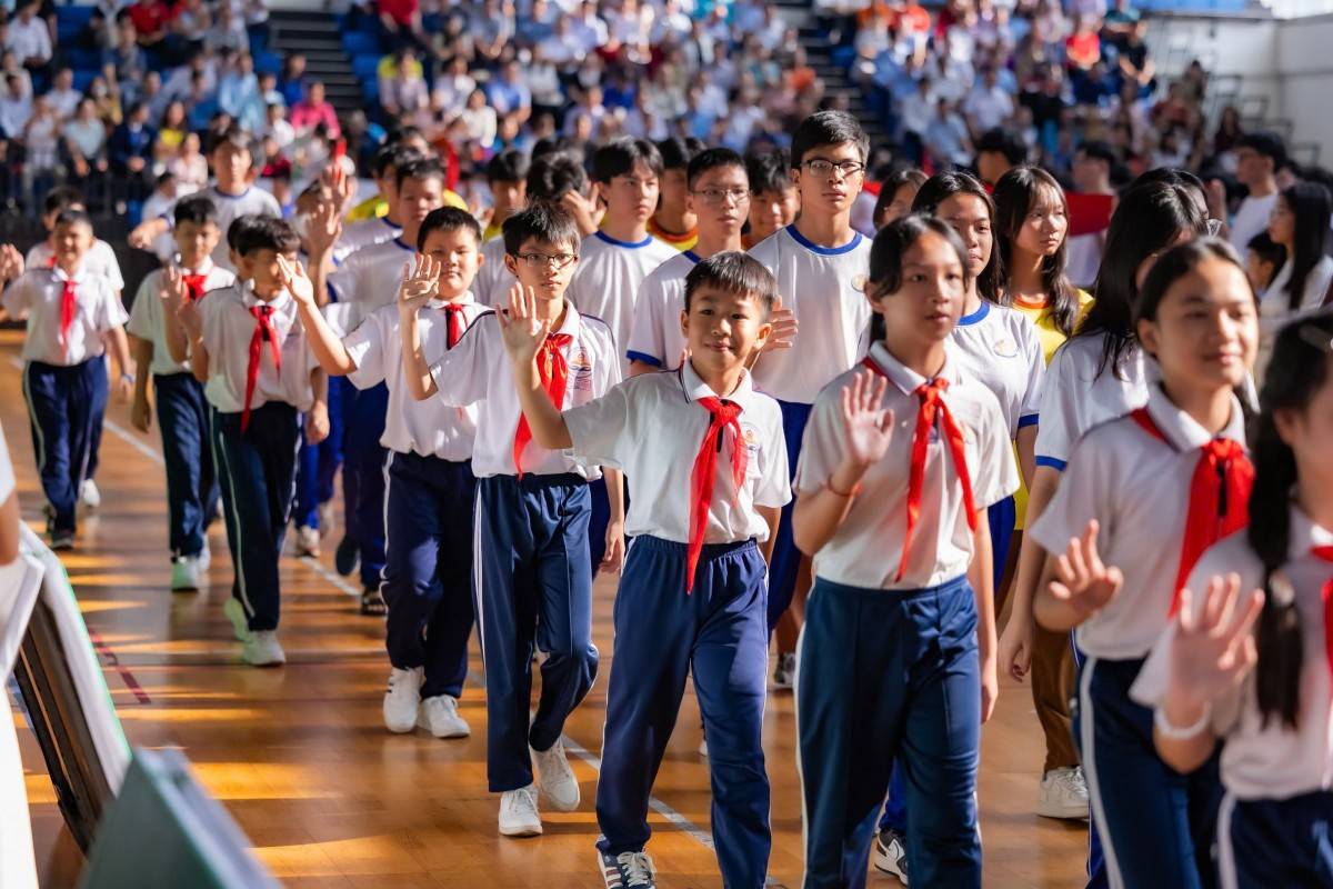 Các em học sinh đại diện các cụm chuyên môn tham gia Lễ khai mạc Hội thi Thể dục thể thao học sinh Thành phố Hồ Chí Minh