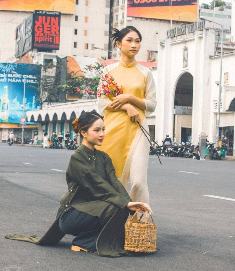 Giới trẻ rộn ràng khoác áo dài đón Tết sớm, phố phường ngập sắc xuân