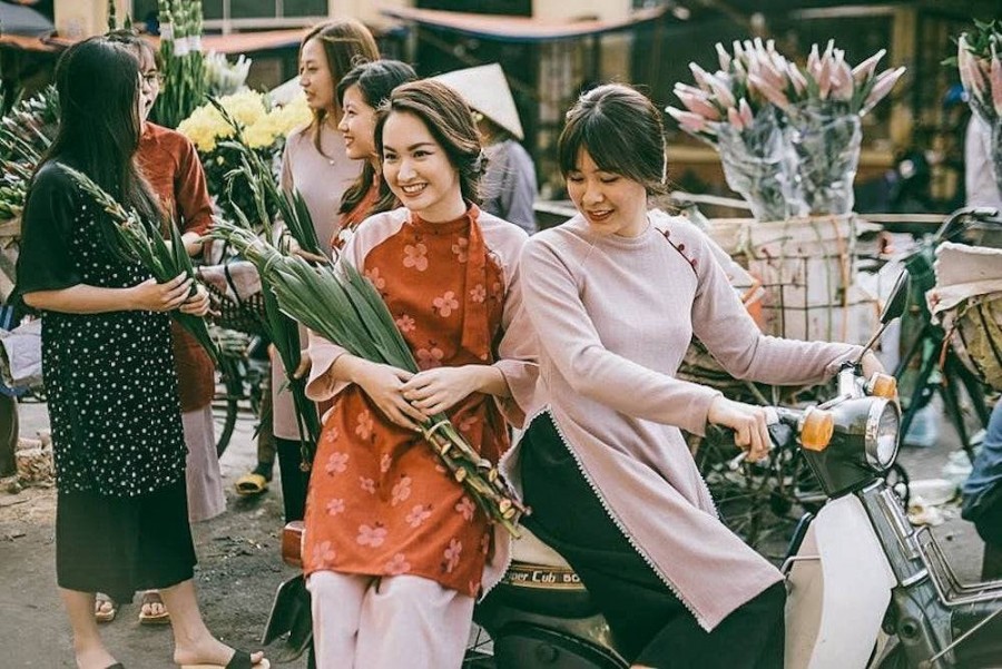 Giới trẻ rộn ràng khoác áo dài đón Tết sớm, phố phường ngập sắc xuân