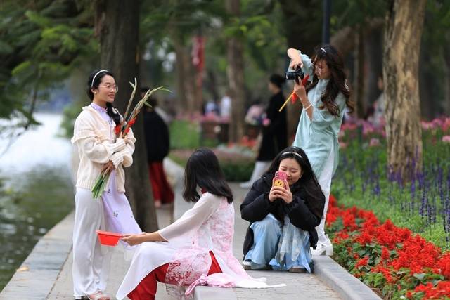 Giới trẻ rộn ràng khoác áo dài đón Tết sớm, phố phường ngập sắc xuân