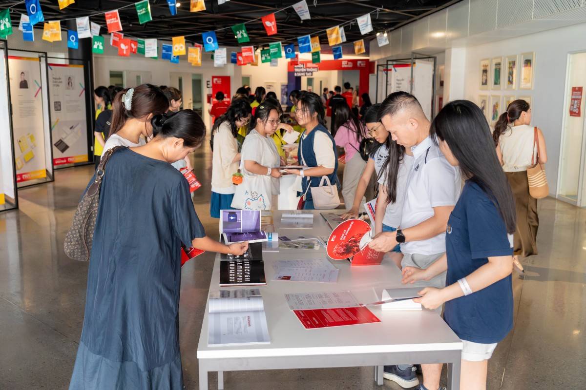 Phụ huynh và học sinh THPT tìm hiểu về chương trình học bổng BUV