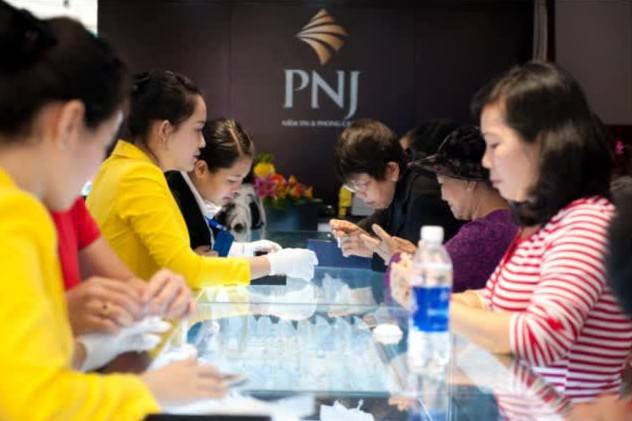 Nghịch lý tại PNJ: Vì sao giá vàng tăng chóng mặt nhưng nguồn thu từ vàng 24K lại sụt giảm hàng nghìn tỷ đồng?