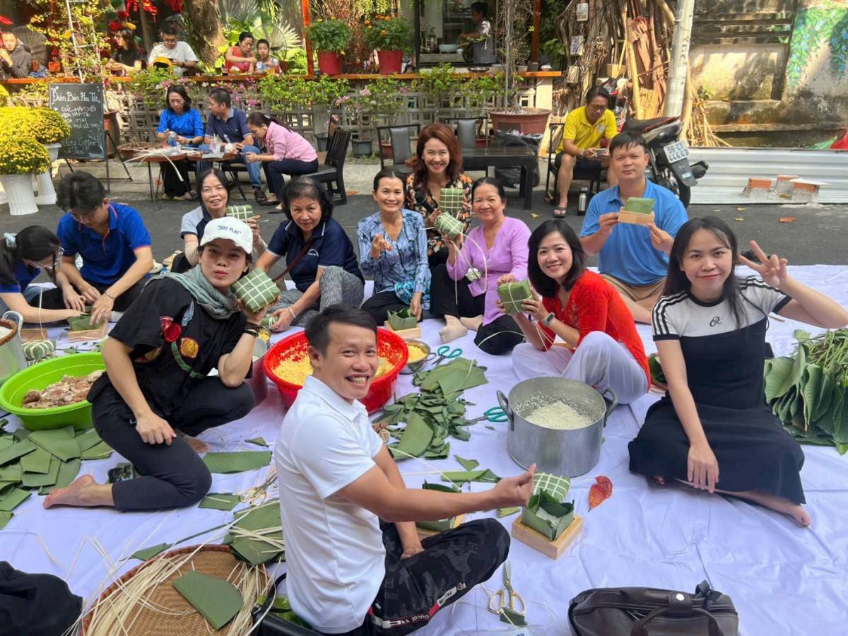 Khung cảnh gói bánh chưng, bánh tét tại các khu phố.