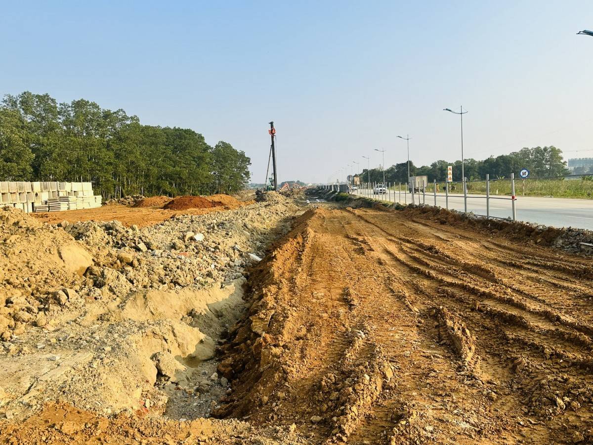 Dự án mở rộng đại lộ Nam sông Mã giai đoạn 2 có tổng mức đầu tư lên đến gần 2000 tỷ đồng đang phải thi công cầm chừng do thiếu nguồn nguyên vật liệu