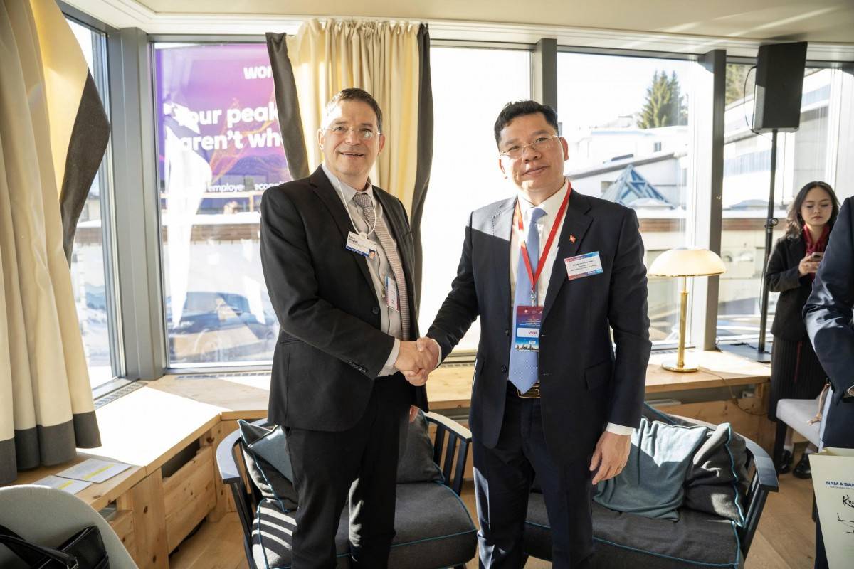 Phó Chủ tịch UBND TP.HCM Hoàng Nguyên Dinh gặp và làm việc với ông Alon Stopel, Chủ tịch Cơ quan Đổi mới sáng tạo Israel (Ảnh: HCMC C4IR).