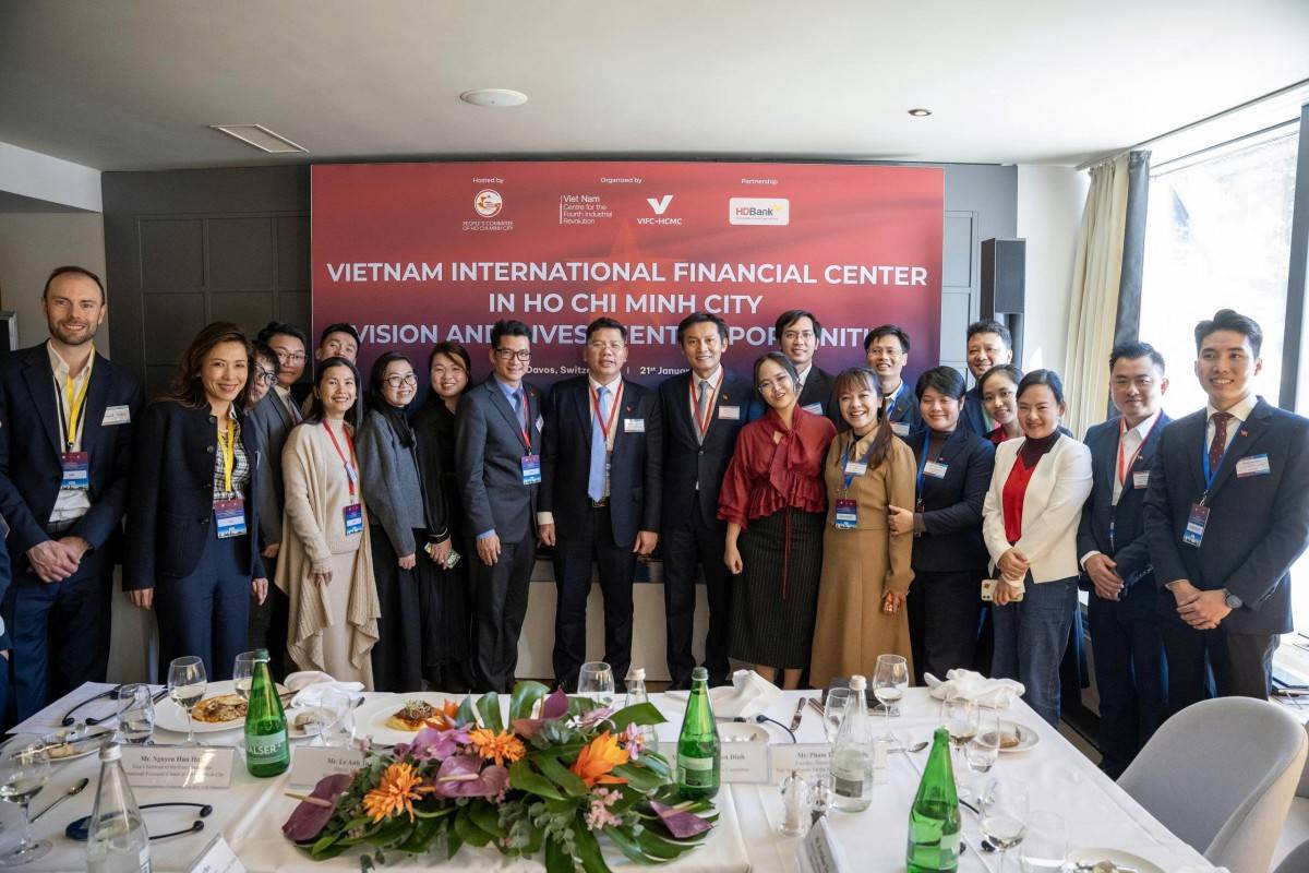 Toàn thể đoàn công tác UBND Thành phố Hồ Chí Minh làm việc tại Hội nghị Thường niên WEF Davos 2026 (Ảnh: HCMC C4IR).