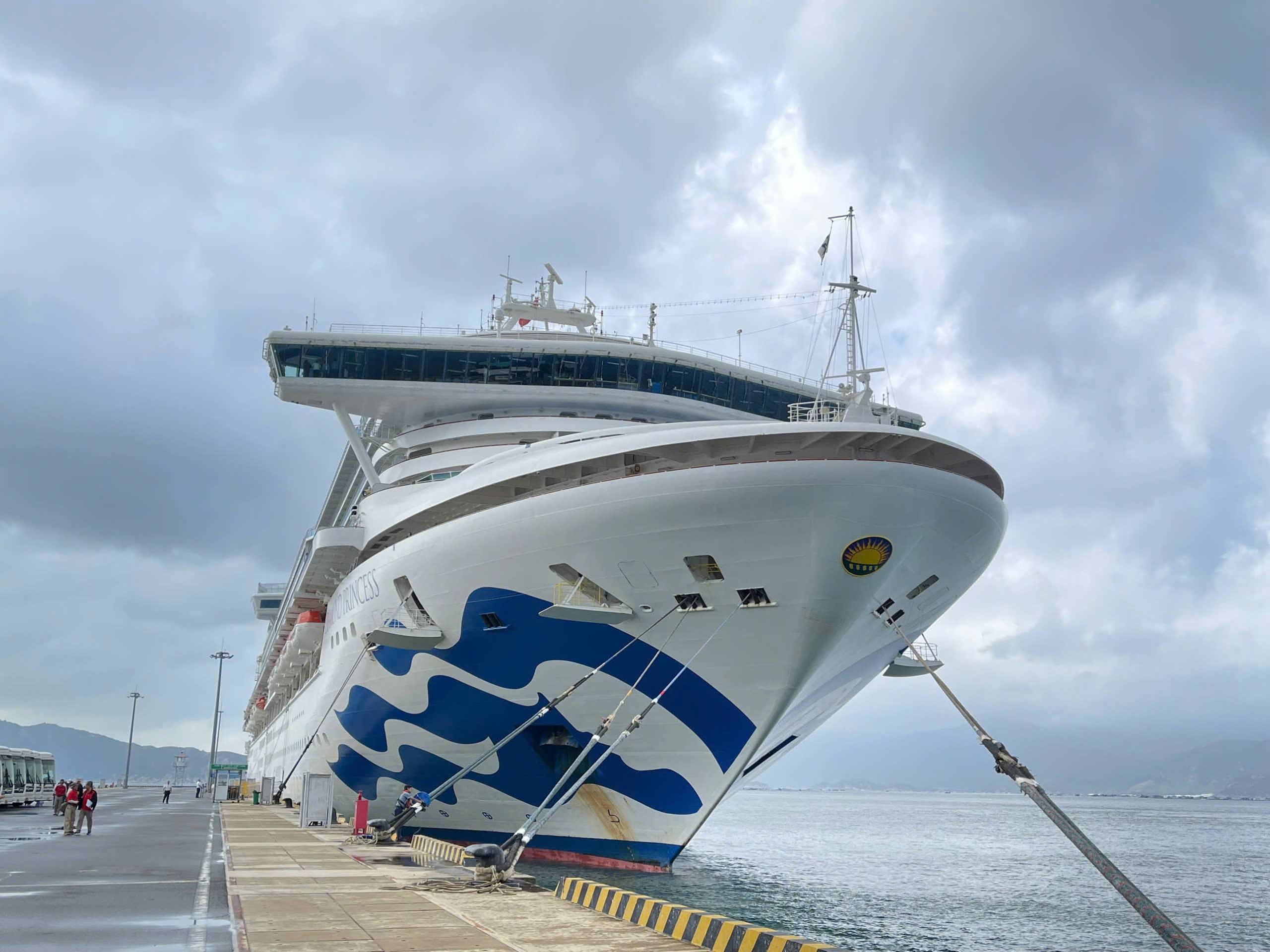 tàu biển quốc tế Diamond Princess cập Cảng quốc tế Cam Ranh