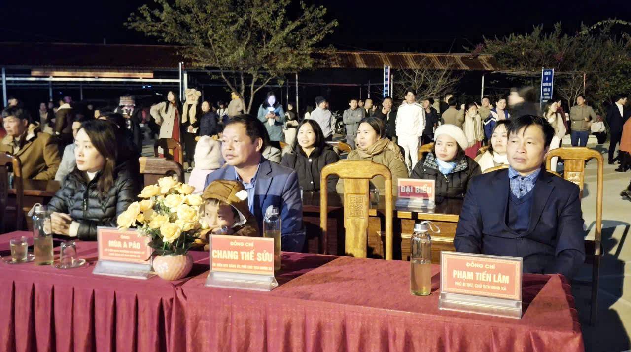 Các đại biểu tham dự chương trình nghệ thuật 