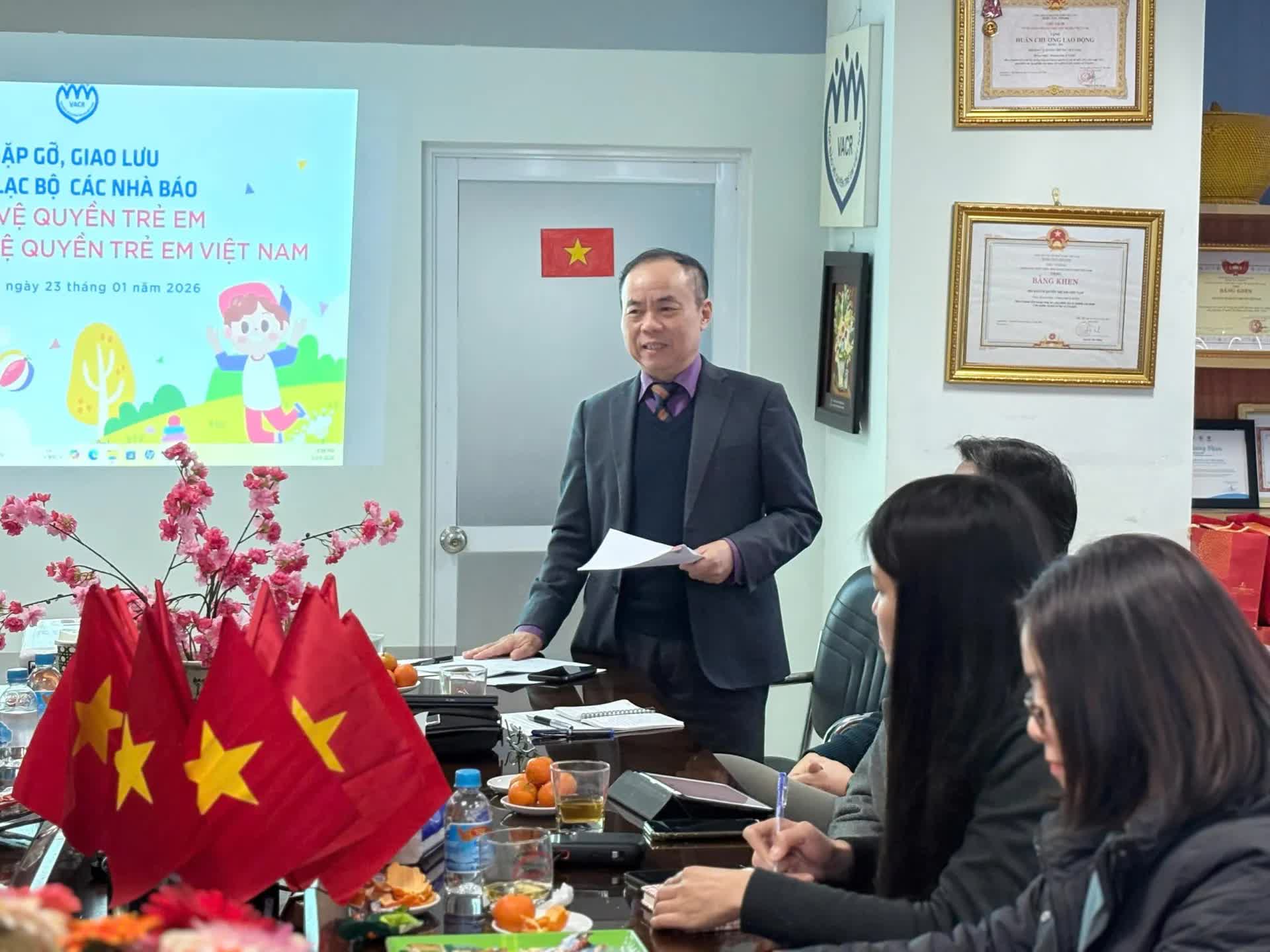 Ông Trần Bá Dung, Nguyên Ủy viên Ban Thường vụ, nguyên Trưởng Ban Nghiệp vụ Hội Nhà báo Việt Nam, Phó Chủ nhiệm Câu lạc bộ chia sẻ kinh nghiệm tác nghiệp, trao đổi thực tiễn trong công tác truyền thông và bảo vệ quyền trẻ em tại buổi gặp mặt.