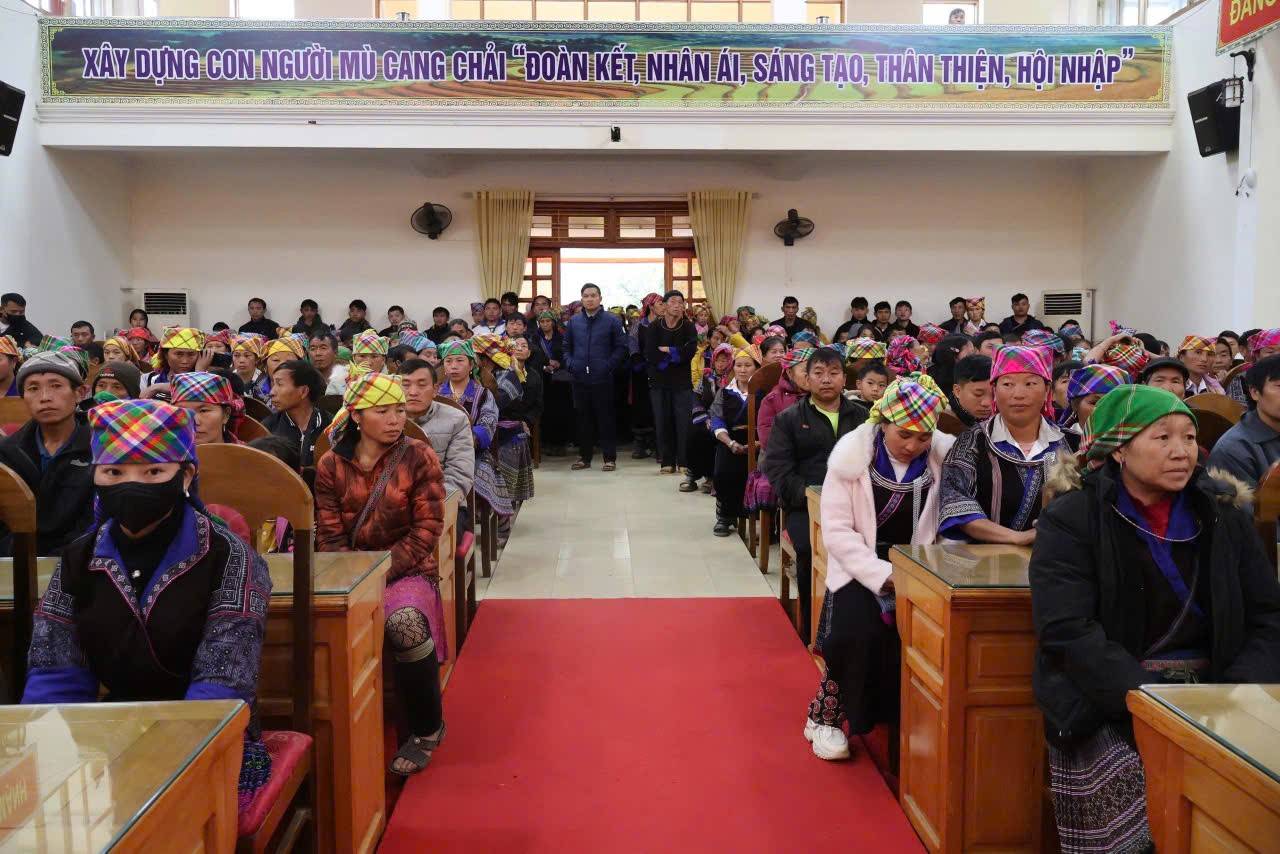 500 hộ được nhận quà cũng về dự. 