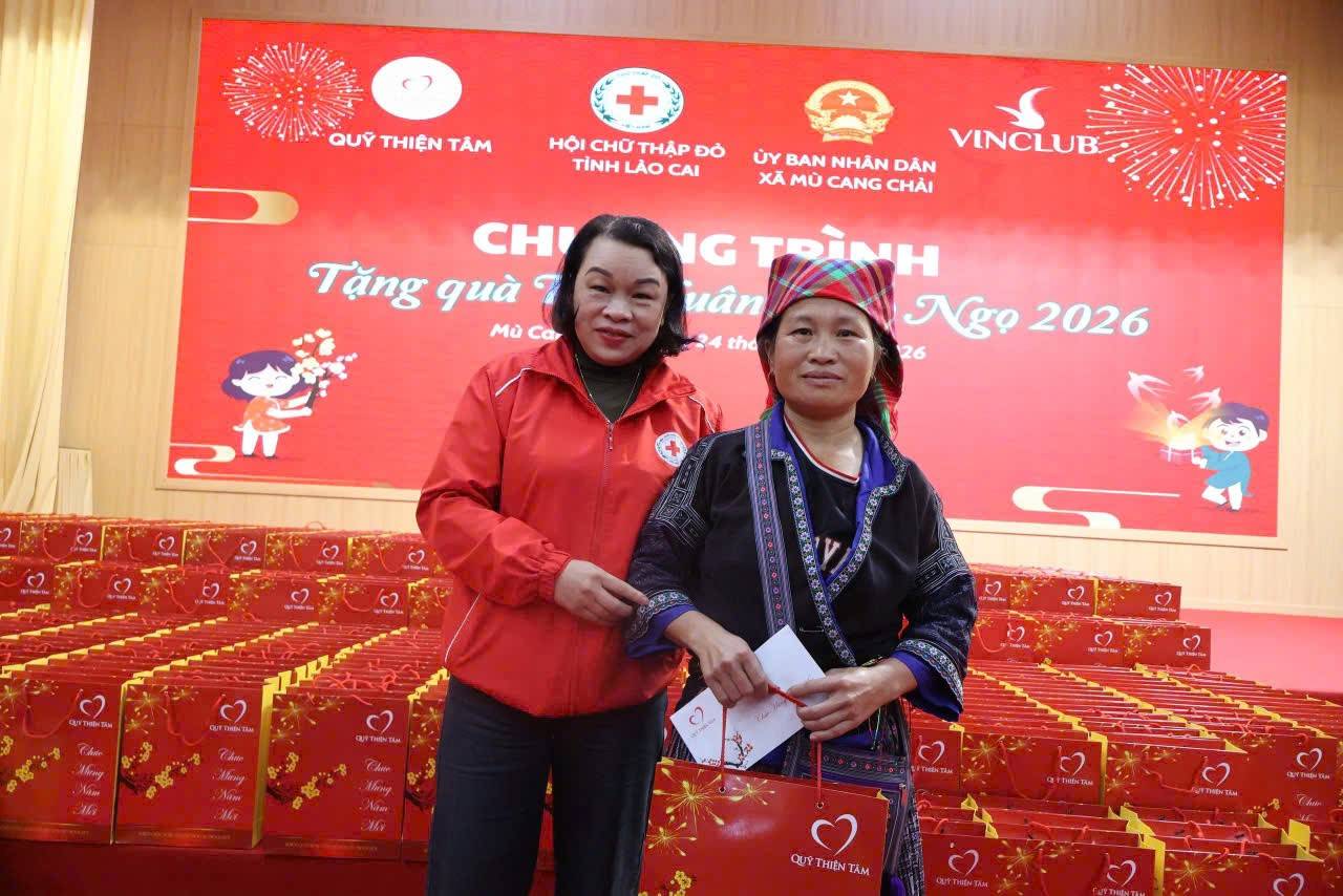 Bà  Đường Thị Dung – Phó trưởng ban Chính trị xã hội và chăm sóc sức khỏe, đại diện Hội chữ thập đỏ tỉnh Lào Cai