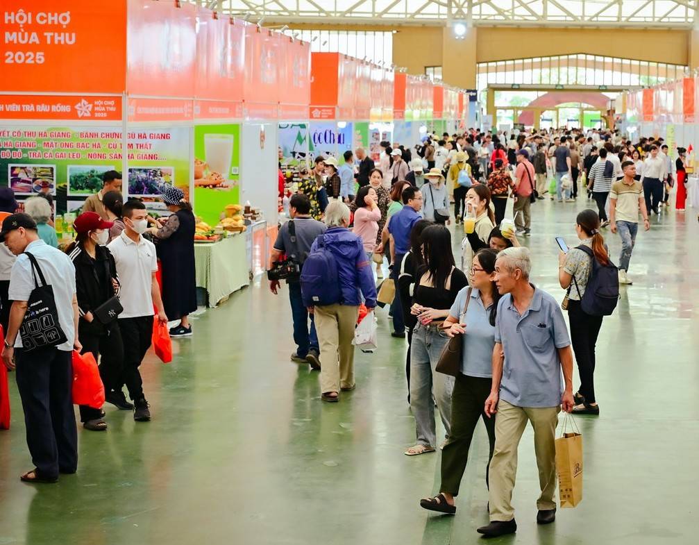 Đông đảo du khách và người dân tham quan và mua sản phẩm tại Hội chợ Mùa Thu 2025