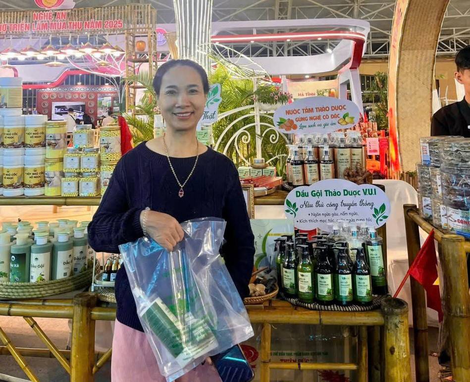 Người dân mua sản phẩm của Nghệ An tại Hội chợ Mùa Thu 2025