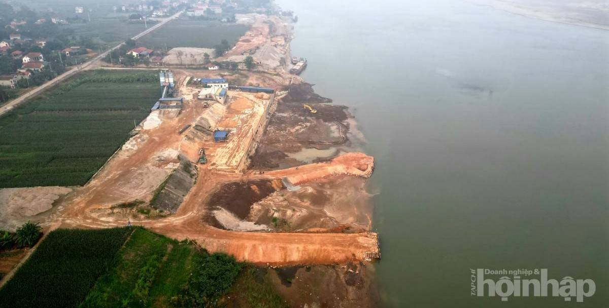 Đào Xá (Phú Thọ): Xử phạt doanh nghiệp đổ đất thải cản trở dòng chảy sông Đà