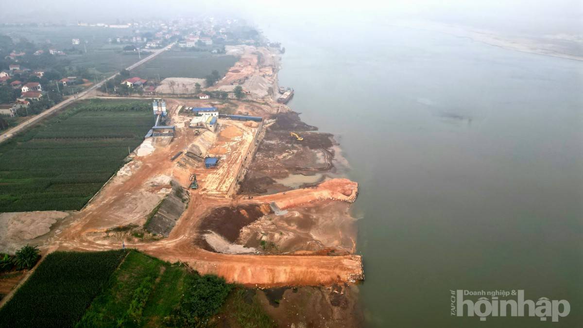 Đào Xá (Phú Thọ): xử phạt doanh nghiệp đổ đất thải cản trở dòng chảy sông Đà