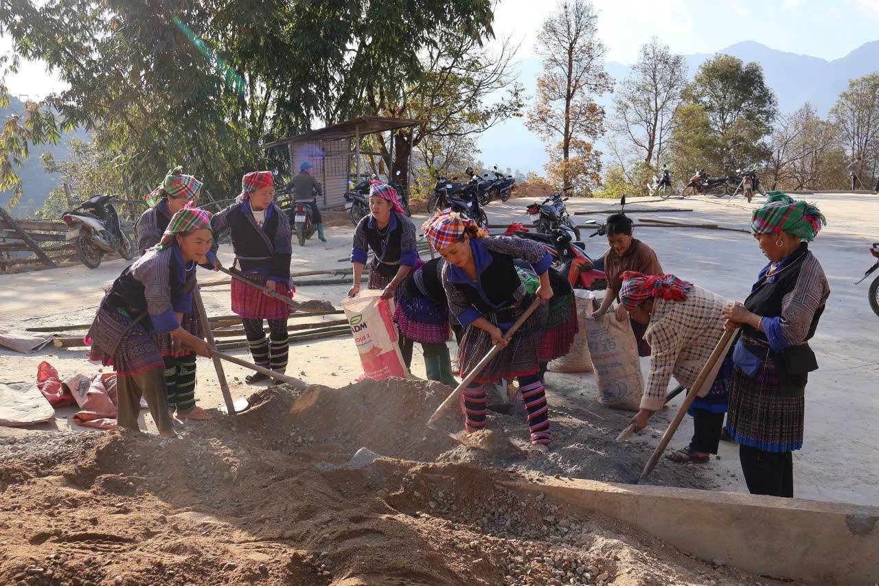 Thắp sáng đường quê Háng Phừ Loa – Chung sức dựng xây nông thôn mới Mù Cang Chải