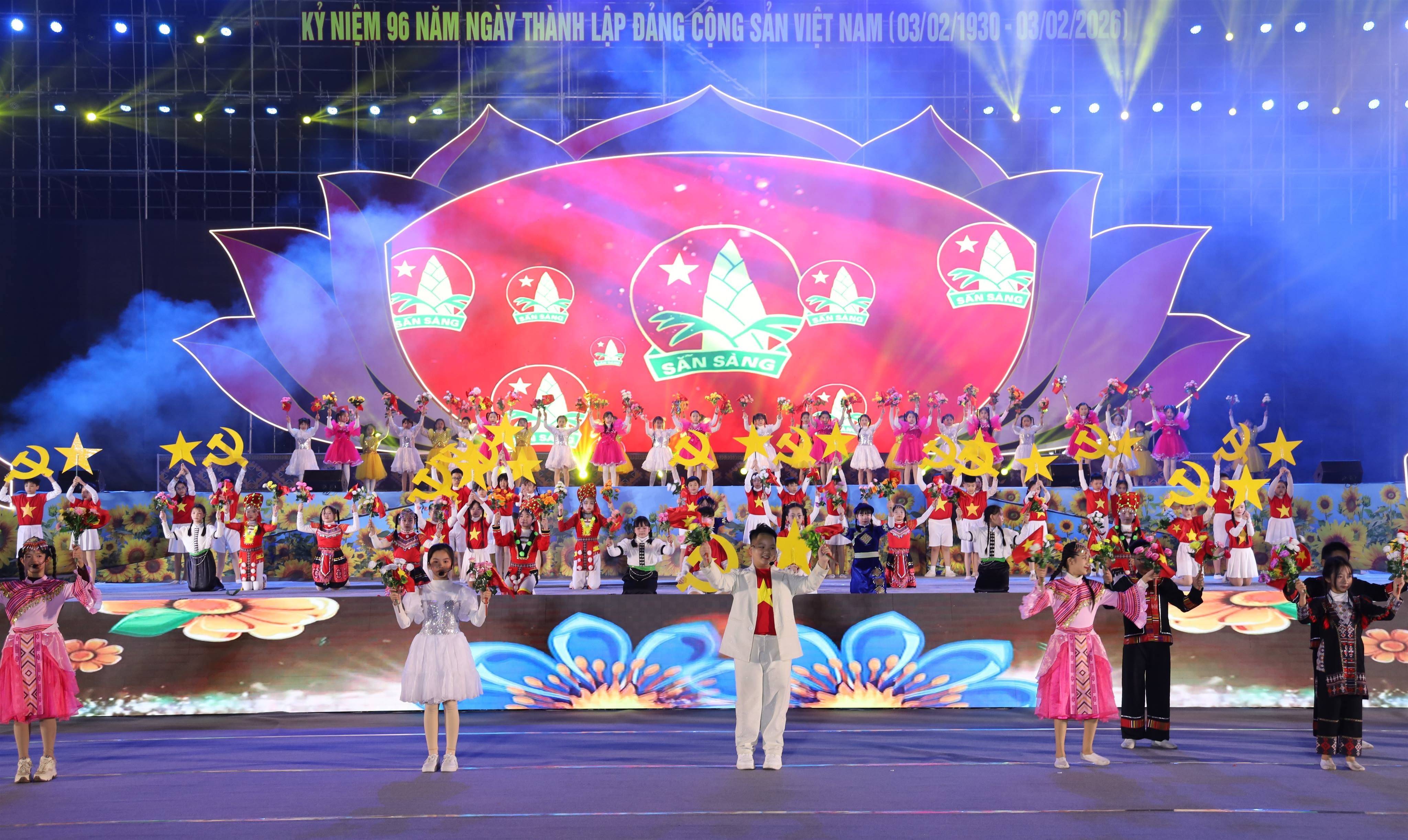 Đêm nghệ thuật khơi dậy khát vọng phát triển từ thành công Đại hội XIV của Đảng