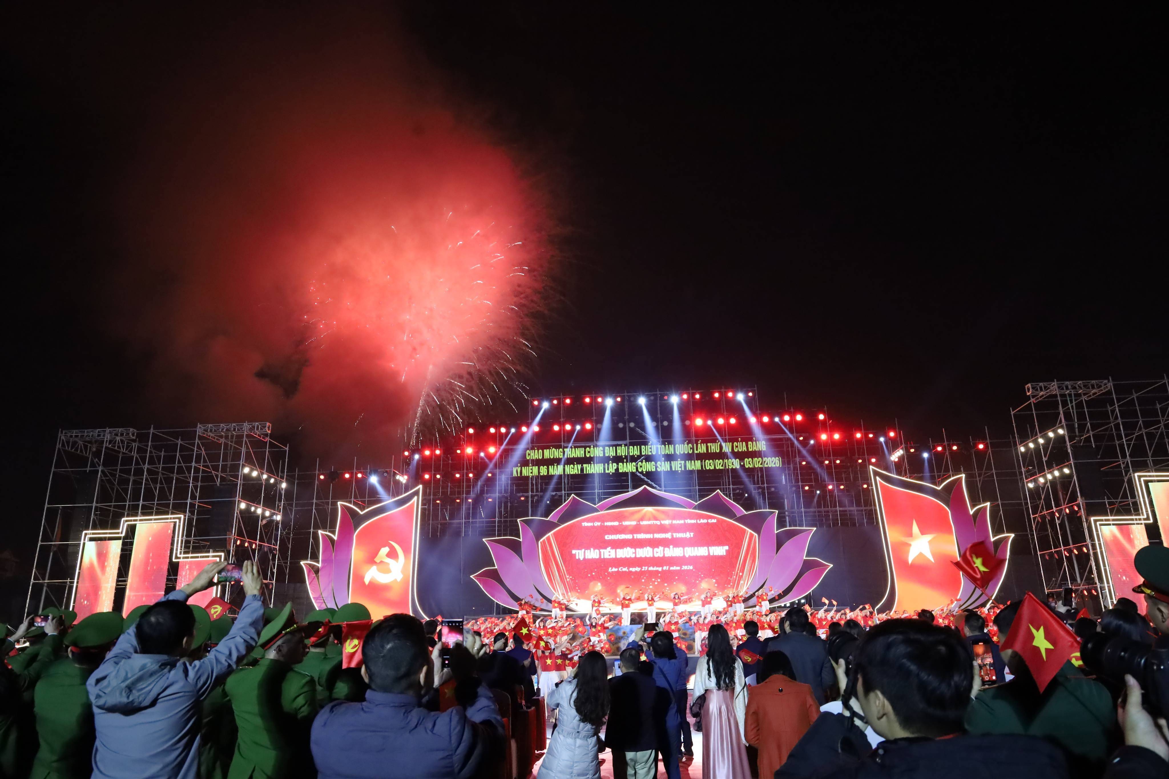 màn bắn pháo hoa rực rỡ, tạo điểm nhấn ấn tượng