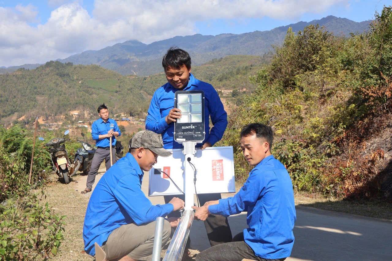 Đoàn viên Thanh niên xã Mù Cang Chải chung tay giúp thôn Háng Phừ Loa lắp điện thắp sáng đường quê