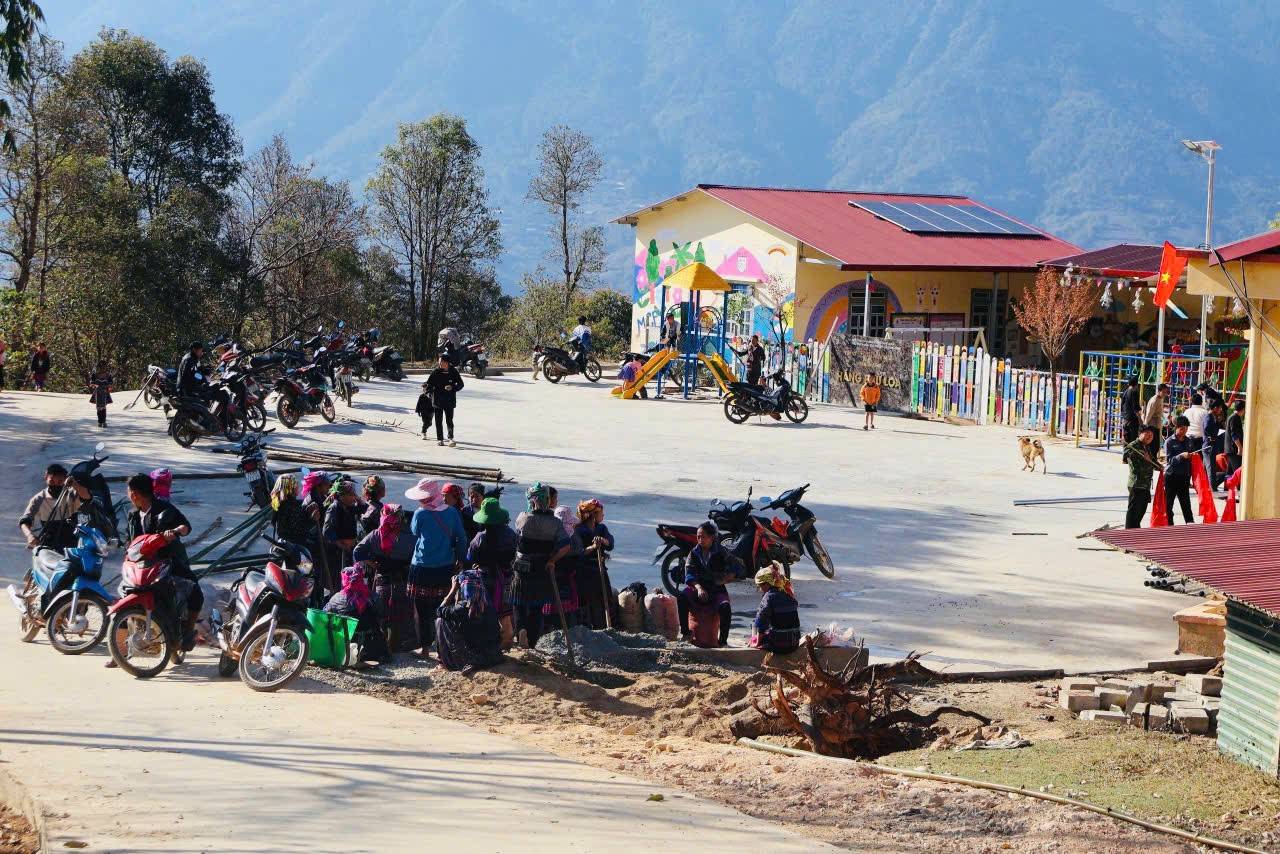 Một số hình ảnh chung tay lắp đặt đường điện thắp sáng tại Thôn Háng Phừ Loa, xã Mù Cang Chải